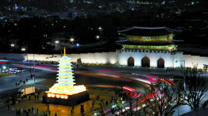 [사진] 광화문광장 불 밝힌 ‘황룡사 9층탑’