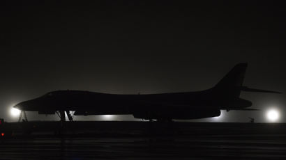 美, 전략 폭격기 괌에서 뺀지 2주만에 B-1B 4대 또 보냈다
