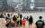 황금연휴 사흘째인 2일 오후 부산 광안리해수욕장이 시민들로 붐비고 있다. 연합뉴스