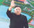 NK뉴스는 2일 공개된 김정은 위원장의 동영상에서 보이는 손목의 까만 점(노란 선)이 심혈관계 시술 흔적일 수 있다고 보도했다. [뉴시스]