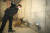 프랑스 코르시카섬 아작시오에서 훈련 중인 코로나19 탐지견. 개가 코로나19 환자의 땀 냄새를 맡고 있다. [AFP=연합뉴스]