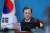 문재인 대통령이 4일 오후 청와대에서 수석·보좌관 회의를 주재하고 있다. 연합뉴스