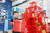 지난 2018년 서울대학교어린이병원에 설치된 위시트리의 모습. 난치병 환아들의 크리스마스 소원을 담은 상자를 모아 만든 '위시 트리' 앞에서 한 아이가 선물을 들고 있다. [연합뉴스]