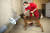 프랑스 코르시카섬 아작시오에서 훈련 중인 코로나19 탐지견. 개가 코로나19 환자의 땀 냄새를 맡고 있다. [AFP=연합뉴스]