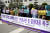 전북시민·사회단체 회원들이 지난달 27일 오후 전북대학교병원 본관 앞에서 기자회견을 열고 "전북대는 성폭력을 저지른 의대생을 엄중 처벌하라"고 촉구하고 있다. 연합뉴스