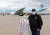 래리 호건 메릴랜드 주지사(오른쪽)가 아내인 유미 호건 여사와 공항에서 한국 진단키트를 맞이하고 있다. 사진 래리 호건 주지사 트위터 캡처