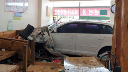 창원서 본인 소유 식당에 돌진한 70대 운전자…3명 부상