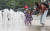 초여름 날씨를 보이는 1일 서울 중구 서울광장 바닥분수에서 어린이들이 더위를 피하고 있다. 뉴시스