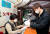 지난달 8일 저녁 동작구 관계자들이 코로나 19의 지역사회 확산 차단을 위해 서울시 노량동 한 소재 노래방을 방문해 고강도 사회적 거리두기 실천을 권고하고 감염 예방지침 준수여부를 점검하고 있다. [뉴스1]