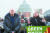 미 국회의사당 앞에서 그린 뉴딜 도입을 요구하는 샌더스 상원의원, 오카시오-코르테즈 하원의원. [로이터=연합뉴스]