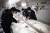 미국 캘리포니아주 로스앤젤레스 톰 브래들리 국제공항에서 마스크를 쓴 한 사람 등이 손을 씻고 있다. [EPA=연합뉴스] 