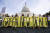 미 국회의사당 앞에서 그린 뉴딜 도입을 요구하는 청년들. [EPA=연합뉴스]