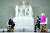 도널드 트럼프 미국 대통령(왼쪽)이 3일(현지시간) 워싱턴DC 링컨기념관에서 열린 폭스뉴스와의 타운홀 미팅에서 ‘아메리카 투게더: 일터로의 복귀’란 주제로 인터뷰하고 있다. [AP=연합뉴스]