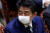 아베 신조 일본 총리는 3월 31일부터 마스크를 쓰기 시작했지만 코와 입만 가린 작은 마스크를 썼다는 비난이 쏟아졌다. [로이터=연합뉴스]