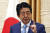 아베 신조 일본 총리가 4일 기자회견에서 긴급사태선언을 31일까지 연장한 배경 등에 대해 설명하고 있다. [AP=연합뉴스]