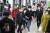 황금연휴가 끝난 6일 오전 대구 중구 대구도시철도 반월당 환승역에서 마스크를 쓴 시민들이 출근길 발걸음을 재촉하고 있다. 뉴스1