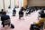 지난 4월 7일 저녁 7시 총리관저에서 열린 아베 신조 총리의 긴급사태선언 관련 기자회견은 코로나 감염 방지를 위해 기자들도 2m 정도 거리를 두고 착석한 채 진행됐다. [로이터=연합뉴스] 