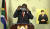 시릴 라마포사 남아프리카공화국 대통령이 마스크 착용의 중요성을 강조하는 생방송 연설 도중 마스크를 잘못 쓰고 있다. [유튜브 캡처] 