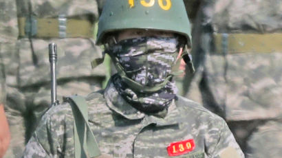 퇴소 이틀 남은 '139번 훈련병' 손흥민, 소총 메고 사격 훈련