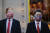 지난 3월 러시아 모스크바 상점 앞에 전시된 도널드 트럼프 미국 대통령(왼쪽)과 시진핑 중국 국가주석 사진 입간판에 마스크가 씌워져 있다. [로이터=연합뉴스]