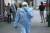 지난 2월 25일 크로아티아의 한 의료진이 방역복을 입고 걸어가고 있다. AP=연합뉴스