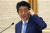 아베 신조 일본 총리가 4일 기자회견에서 긴급사태선언을 31일까지 연기한 배경 등에 대해 설명하고 있다. [AP=연합뉴스]