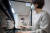 6일 서울대 음악대학에서 마스크를 착용한 교수와 학생이 투명 아크릴판을 사이에 두고 피아노 실기 대면수업을 하고 있다. 사진은 기사 내용과 직접 관련 없음. 뉴스1