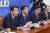 민주당 이인영 원내대표(왼쪽)가 7일 오전 국회에서 열린 마지막 정책조정회의에서 발언하고 있다. 임현동 기자/20200507