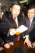 2004년 12월 6일 오후 국회 법사위의 위원장석에서 열린우리당 간사인 최재천 의원(왼쪽)이 국회법안 책자를 손에 들고 책상을 치면서 개회 및 산회를 선언하고 있다. [중앙포토]