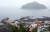 제지기오름에서 내려다본 보목포구, 앞에 보이는 섬이 섶섬이다. 손민호 기자