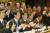 열린우리당 정동영(앞줄 왼쪽 세 번째) 의장과 지도부가 2004년 4월 19일 서울 효창동 백범기념관에서 열린 17대 총선 당선자대회에서 당선 축하 박수를 하고 있다. 오종택 기자