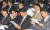 2004년 9월 9일 오전 국회에서 열린 열린우리당 정책의원총회에 참석한 열린우리당 의원들이 회의자료를 보고 있다. 앞줄 왼쪽 세 번째가 임종석, 오른쪽 첫번째가 정청래 당시 열린우리당 의원. [중앙포토]