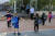 지난 3일 이스라엘의 한 초등학교 앞에서 아이들이 양팔을 벌린 간격만큼 사회적 거리 두기를 유지하도록 교육받고 있다. [AFP=연합뉴스]  
