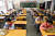 지난달 27일 중국 시안에 있는 초등학교 학생들이 서로 떨어져 앉은 각자의 자리에서 식사를 하고 있다. [신화통신=연합뉴스] 