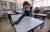 지난 3일 이스라엘의 한 초등학생이 오랜만에 돌아온 교실의 책상을 닦고 있다. [AFP=연합뉴스]  