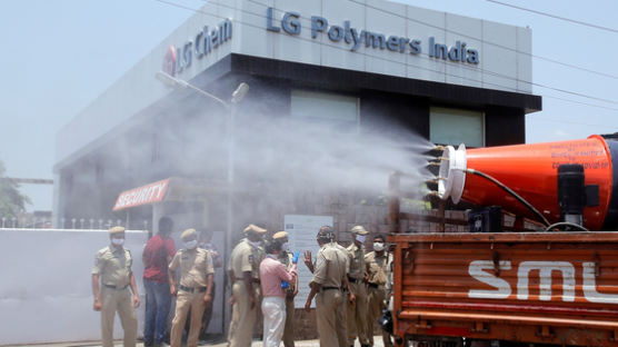 인도 LG화학 가스누출 유가족, 시신 들고 "공장 폐쇄" 시위