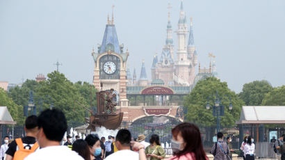 상하이 디즈니랜드 재개장…전 세계 디즈니랜드 중 처음 