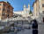 지난 10일(현지시간) 이탈리아 로마의 관광 명소인 스페인 계단 앞에서 경찰이 이동하는 시민들을 지켜보고 있다. 연합뉴스