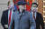 지난 3월 러시아 모스크바의 한 상점에 시진핑 중국 국가주석과 도널드 트럼프 미국 대통령의 사진 입간판이 마스크를 쓴 채 진열되어 있다.[EPA=연합뉴스]