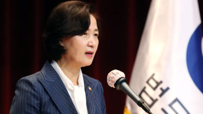 신임 검사에 "인권 보호" 당부한 秋, "헌법 정신" 강조한 尹 