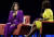 지난 5월 11일 아틀란타에서 열린 북 투어 모습. 밝은 보라색 슈트와 반짝이 톱을 입은 미셸 오바마(왼쪽). 사진 AP=연합뉴스