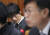 지난 2017년 국정감사에서 이해진 GIO가 김상조 당시 공정거래위원장의 답변을 들으며 머리를 만지고 있다. 임현동 기자