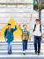 서울 강남의 한 초등학교 스쿨존을 찾은 소중 학생기자단. 이다예 학생모델과 김승연·김승겸 학생기자(왼쪽부터)가 횡단보도 앞 옐로카펫에서 대기 후 보행신호에 맞춰 손을 들고 길을 건너고 있다.