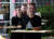 네덜란드 온실 식당의 종업원들이 페이스실드를 쓴채 음식을 긴 나무판 위에 올려 나르고 있다. [로이터=연합뉴스]