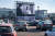 리투아니아의 빌니우스 국제공항의 주차장에서 운영하는 드라이브 인 씨어터. 관객은 각자의 차안에서 영화 '파라사이트'를 관람했다. [신화통신=연합뉴스]