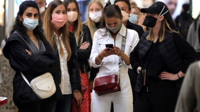 전 세계 마스크 착용 확대에…소재·원료 부족 가격폭등 초읽기 