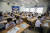 11일 마스크를 쓴 채 수업을 받고 있는 베트남 초등학생들. [EPA=연합뉴스]