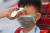 지난 11일 베트남의 한 초등학생이 등교 전에 발열 검사를 받고 있다. [로이터=연합뉴스]