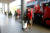 마스크를 쓴 채 경기장에 들어서는 분데스리가 FC 쾰른 마르코 회거. [로이터=연합뉴스]
