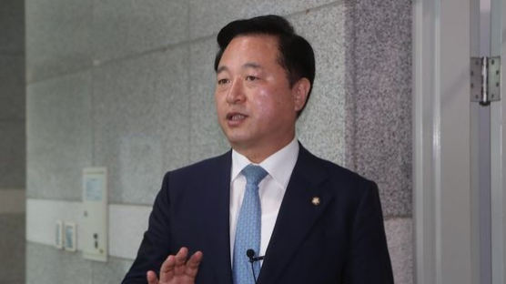 여의도 떨어진 윤미향 폭탄···"친일 공세"vs"적반하장"
